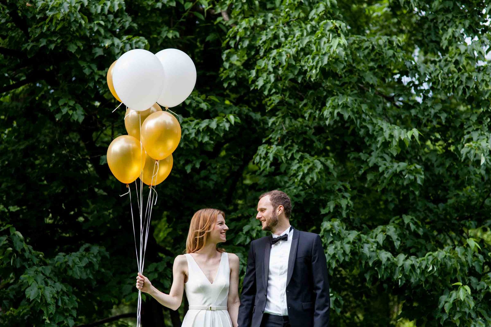 Hochzeitsfoto mit Luftballons