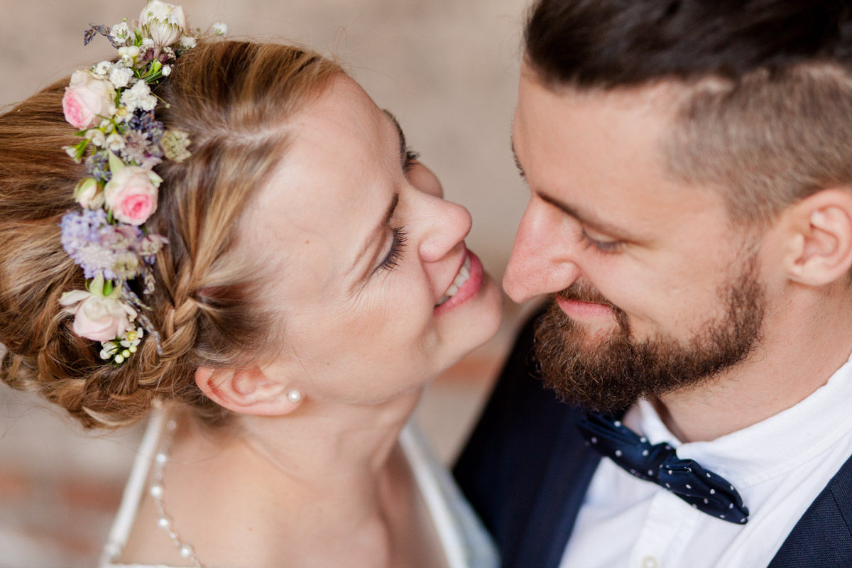 junges verliebtes Hochzeitspaar in Dresden