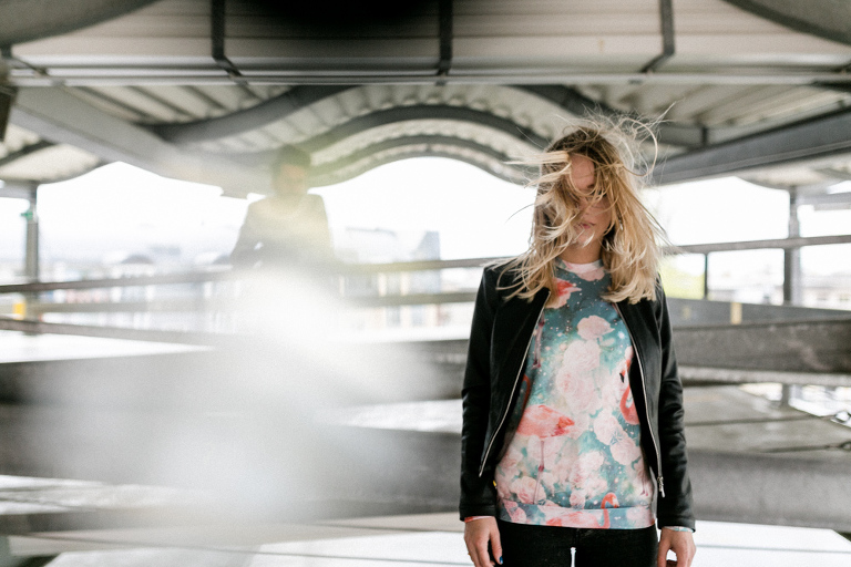 Portraitfoto im Parkhaus