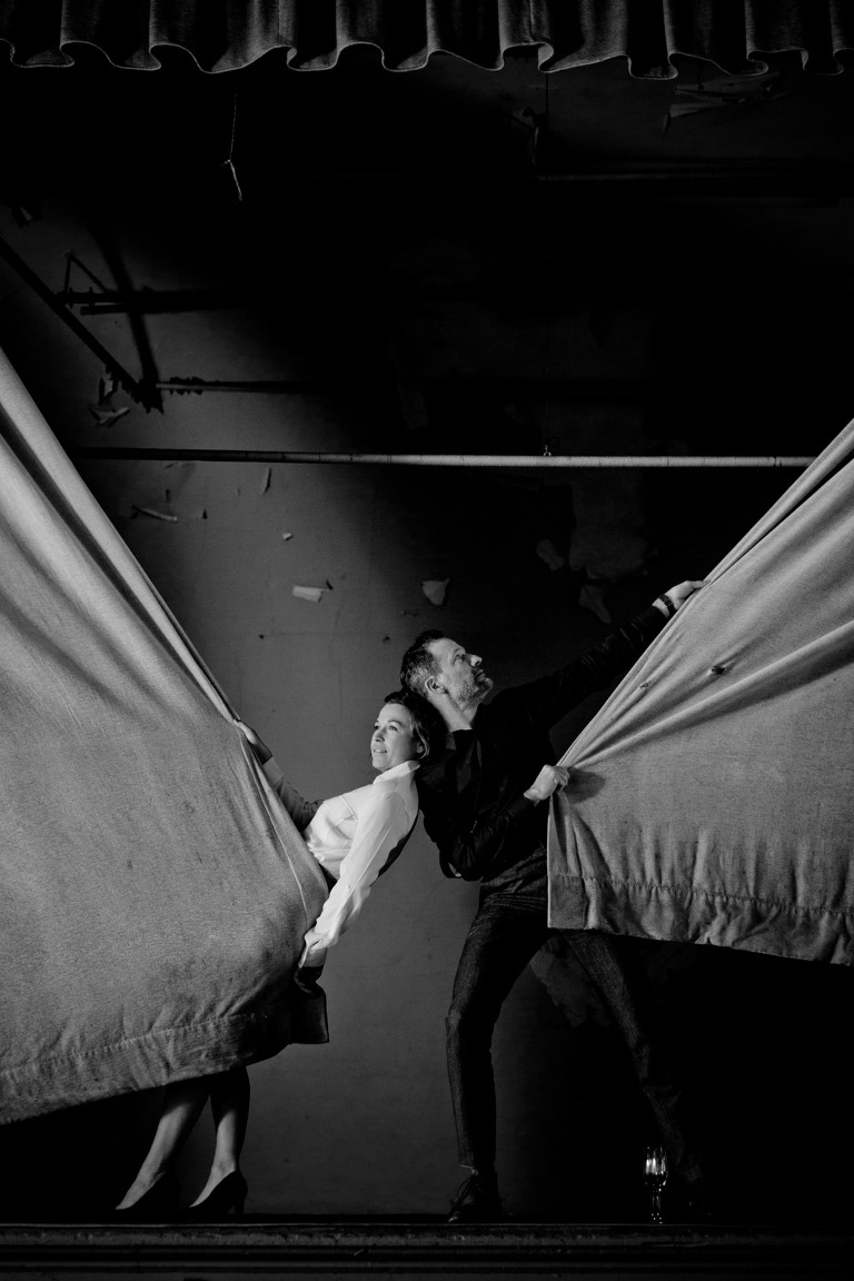 Paarfotoshooting in einem alten Theater in Dresden