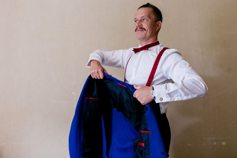 Moderner Hipster Bräutigam fotografiert vom Hochzeitsfotograf in Berlin