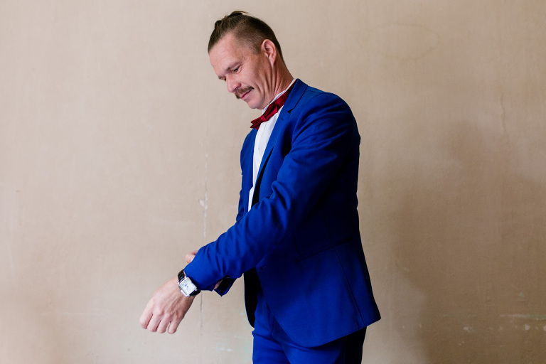 Moderner Hipster Bräutigam fotografiert vom Hochzeitsfotograf in Chemnitz