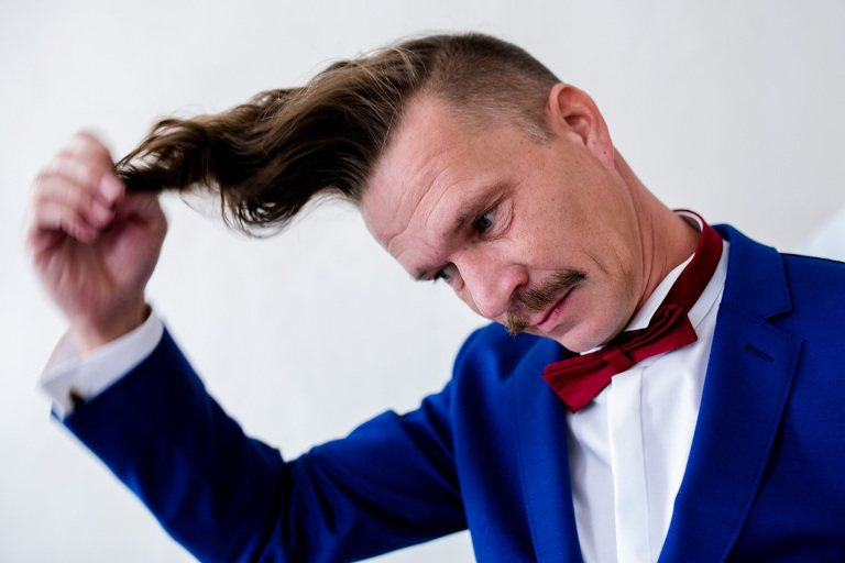 Moderner Hipster Bräutigam fotografiert vom Hochzeitsfotograf in Dresden