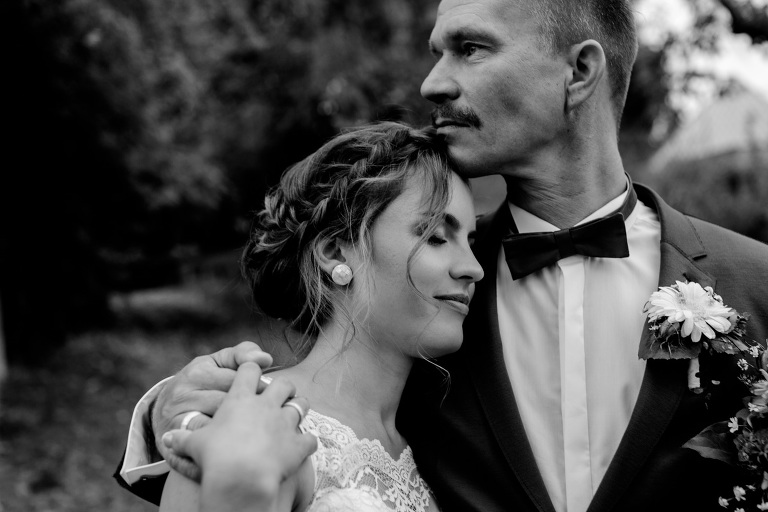 Ein Hipster-Bräutigam und moderne Braut fotografiert vom Hochzeitsfotograf in Dresden