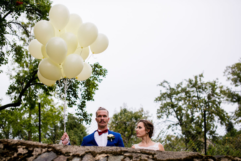 Modernes Brautpaar mit Luftballons fotografiert vom Hochzeitsfotograf in Leipzig