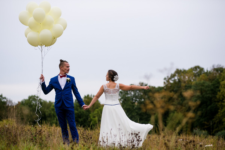 Hipster-Bräutigam mit Luftballons und moderne Braut fotografiert vom Hochzeitsfotograf in Berlin