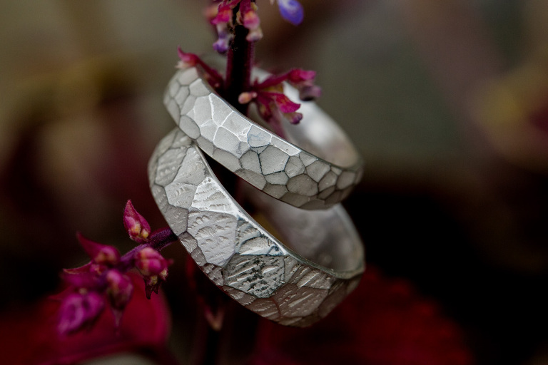 Moderne Hochzeitsringe fotografiert vom Hochzeitsfotograf in Dresden