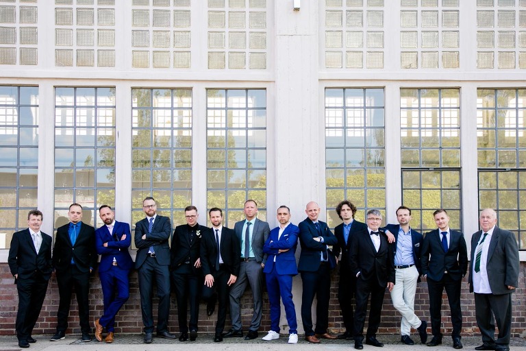 Cooles Hochzeitsgruppenbild vom Hochzeitsfotograf in Dresden