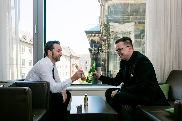 Bräutigam und Trauzeuge bei Hochzeitsfotografie in Dresden