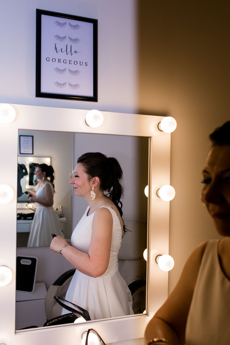 Braut beim Styling in der Make-up-Bar von Hochzeitsfotografie in Dresden