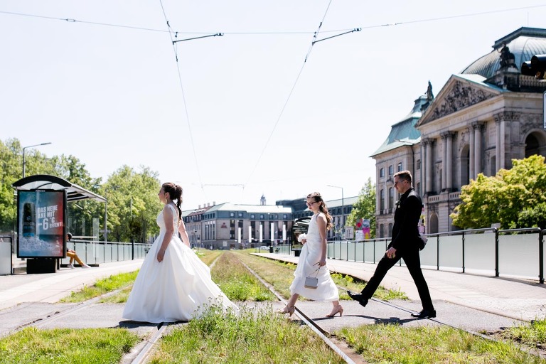 Brautpaar mit Kind in Dresden