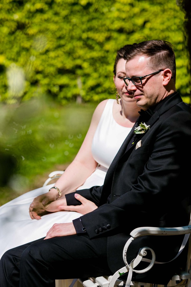 Brautpaar bei emotionaler Trauung in Dresden