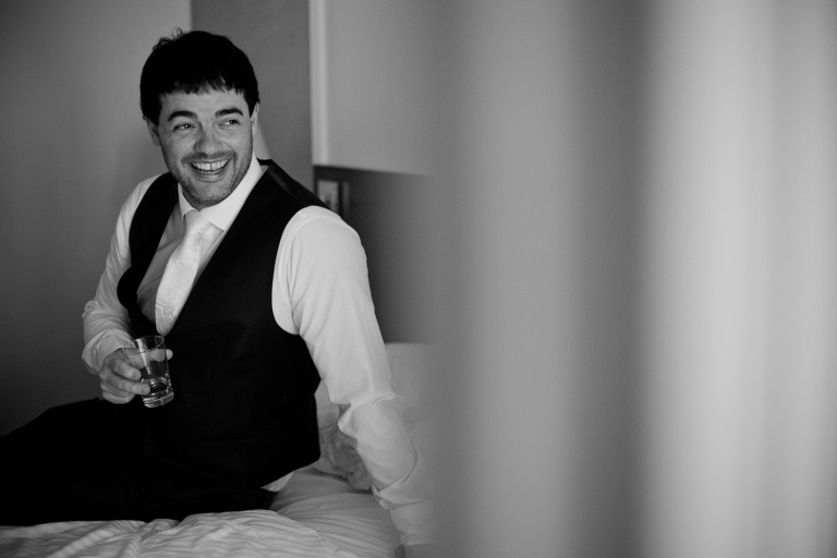 Bräutigam mit Wiskey von Hochzeitsfotograf in Dresden