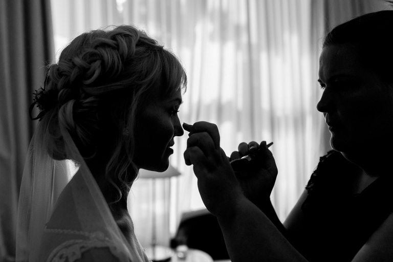 Braut beim Schminken bei Hochzeit im Lingnerschloss in Dresden