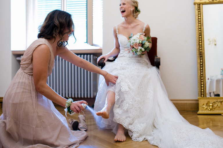 Braut hat Spass bei der Vorbereitung von Hochzeitsfotograf in Dresden