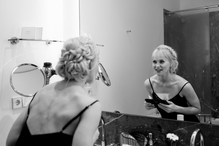 Braut beim Getting Ready bei Hochzeit auf dem Lingnerschloss in Dresden