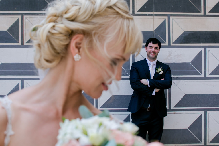 Brautpaarfotos bei Hochzeit in Dresden Altstadt im Stallhof fotografiert von Fotograf in Dresden