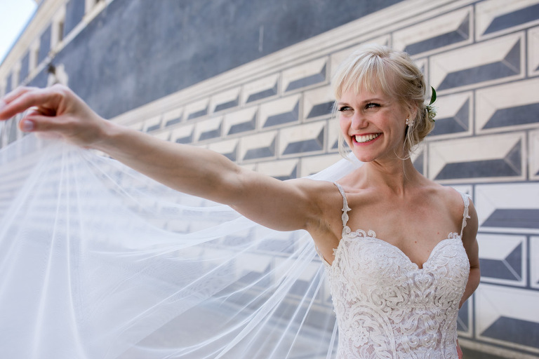 Hüsche junge Braut bei Hochzeit in Dresden fotografiert von Fotograf in Dresden