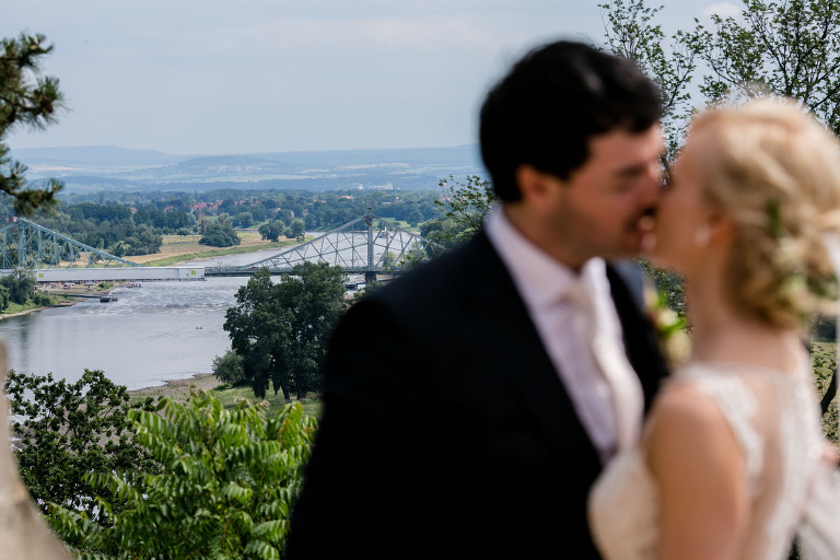 küssendes Brautpaar bei Hochzeit im Lingner Schloss in Dresden