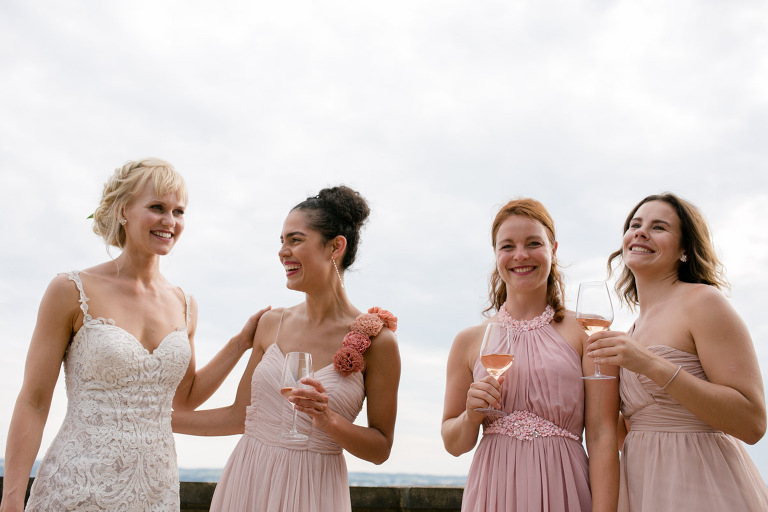 Braut und Freundinnen haben Spaß fotografiert vom Hochzeitsfotograf in Dresden