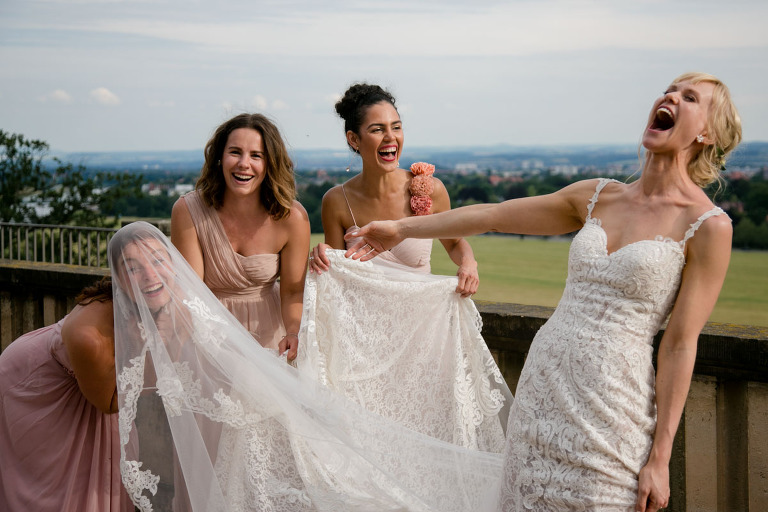 Braut und Trauzeugin hat Spass fotografiert vom Hochzeitsfotograf in Dresden