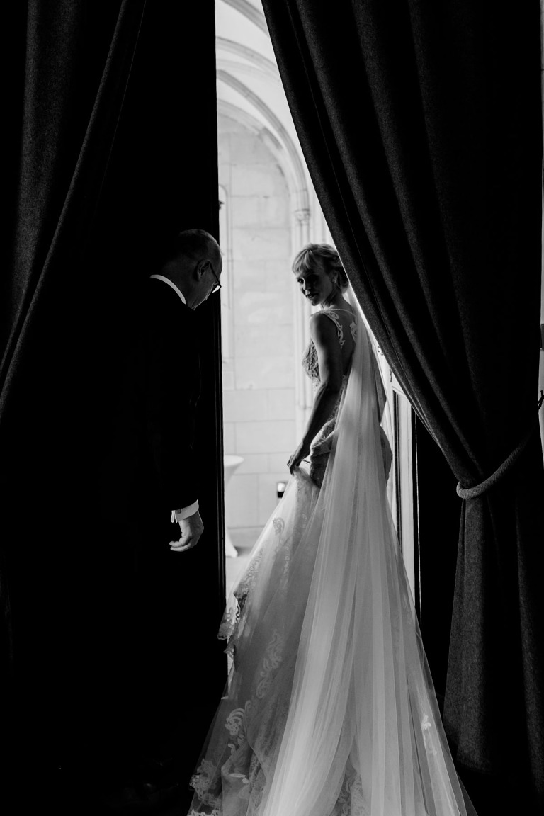 Braut mit Papa bei internationaler Hochzeit in Dresden, fotografiert von Fotograf in Dresden