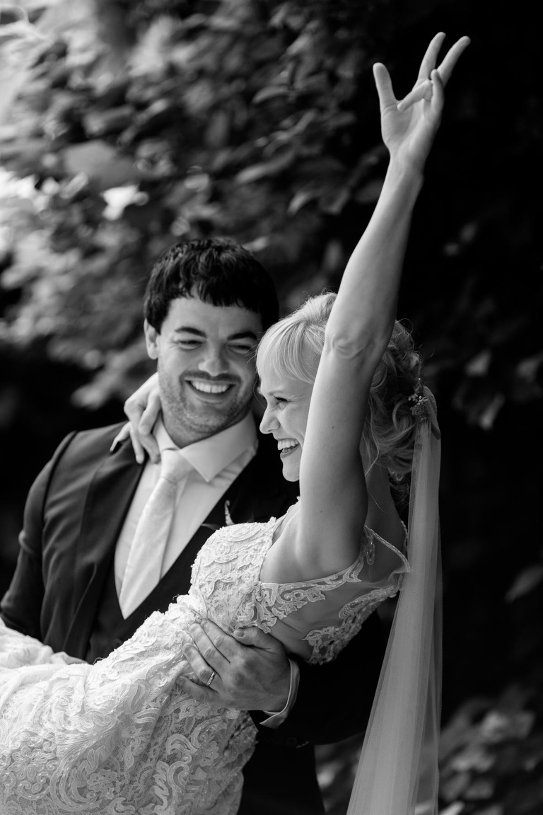 Fröhliches Brautpaar fotografiert von Fotograf in Dresden