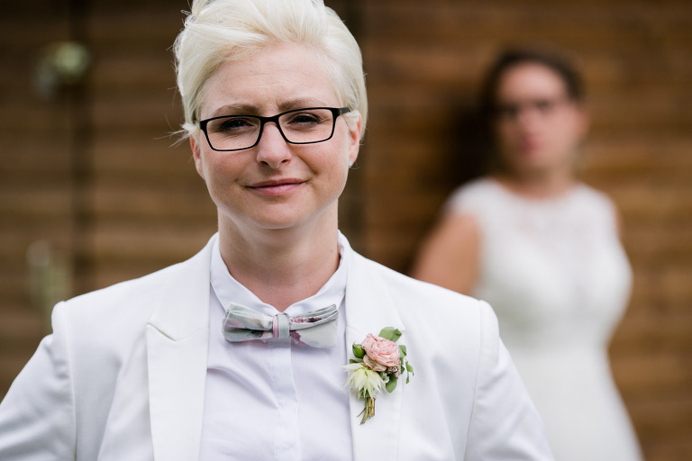 lesbische Braut fotografiert von Hochzeitsfotograf auf Schloss Scharfenberg