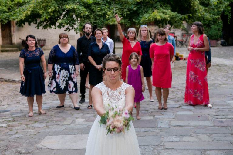 Brautstrausswurf bei Hochzeit auf Schloss Scharfenberg fotografiert vom Hochzeitsfotograf in Dresden