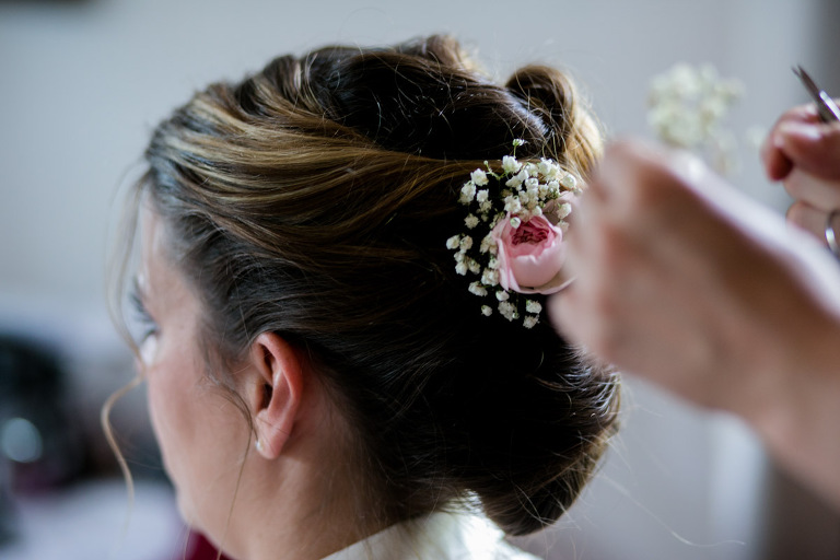 Braut beim Getting Ready fotografiert vom Hochzeitsfotograf in Dresden
