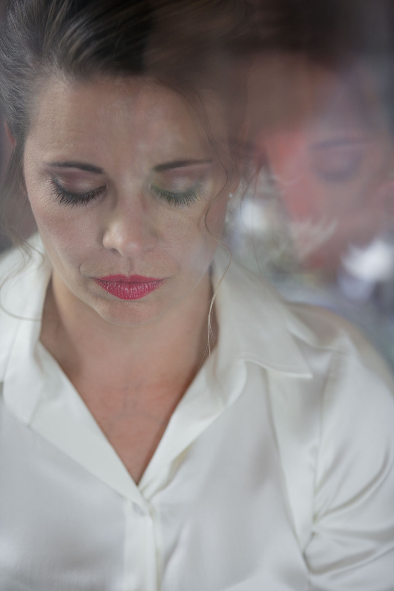 Braut bei der Vorbereitung, fotografiert vom Hochzeitsfotograf in Dresden