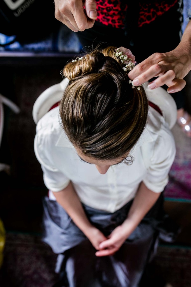 Braut beim Haaremachen fotografiert vom Hochzeitsfotograf in Dresden