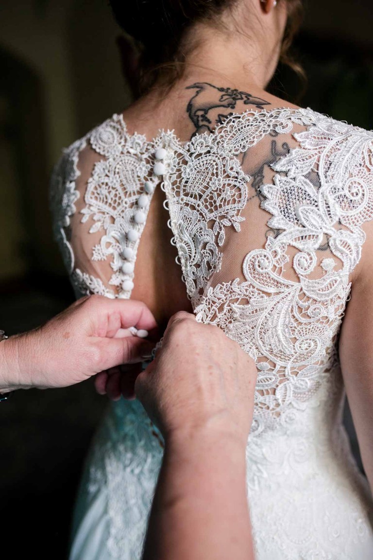 Brautkleid mit tätowierter Braut auf Schloss Scharfenberg fotografiert vom Hochzeitsfotograf in Dresden