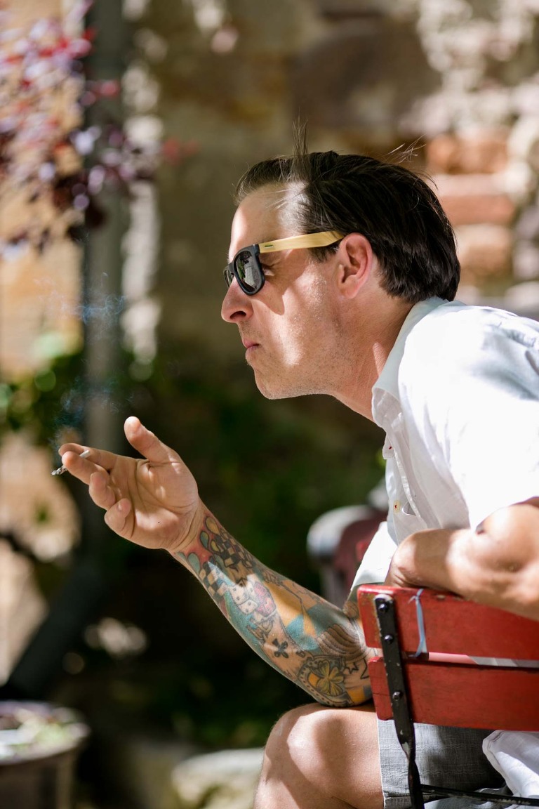 tätowierter Hochzeitsgast fotografiert vom Hochzeitsfotograf in Dresden