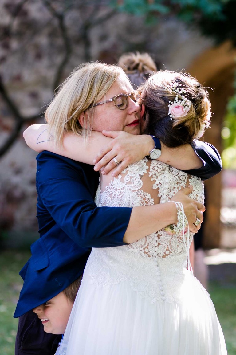 lustiges Gratulationsfoto bei Hochzeit fotografiert vom Hochzeitsfotograf in Dresden