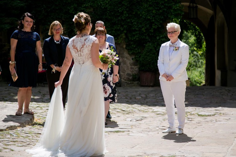Gleichgeschlechtliche Hochzeit auf Schloss Scharfenberg fotografiert vom Hochzeitsfotograf in Dresden