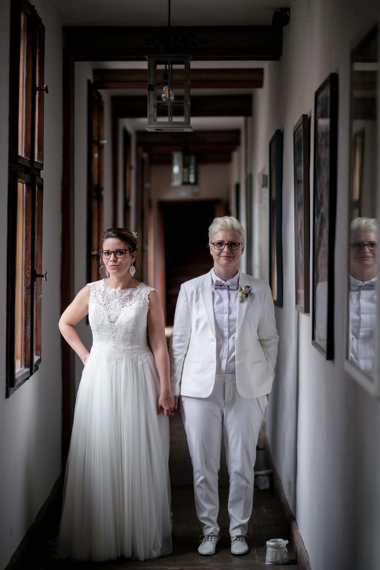 Zwei Bräute fotografiert von Hochzeitsfotograf auf Schloss Scharfenberg