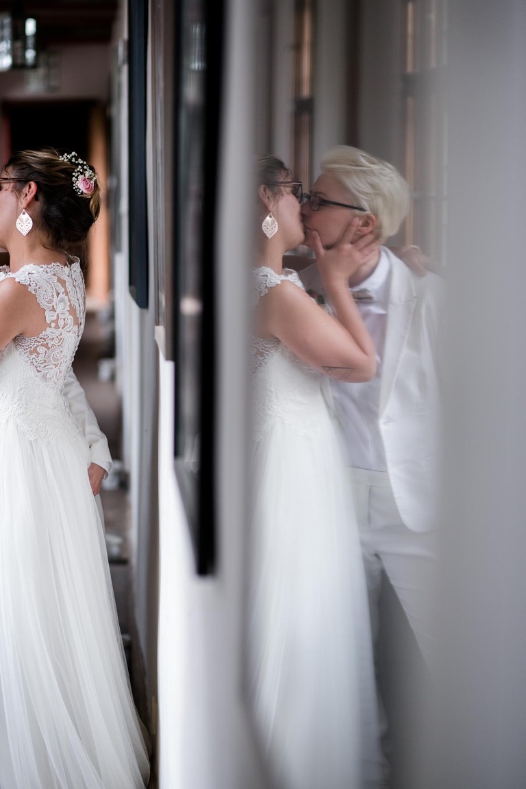 Zwei Bräute küssen sich bei Dresden