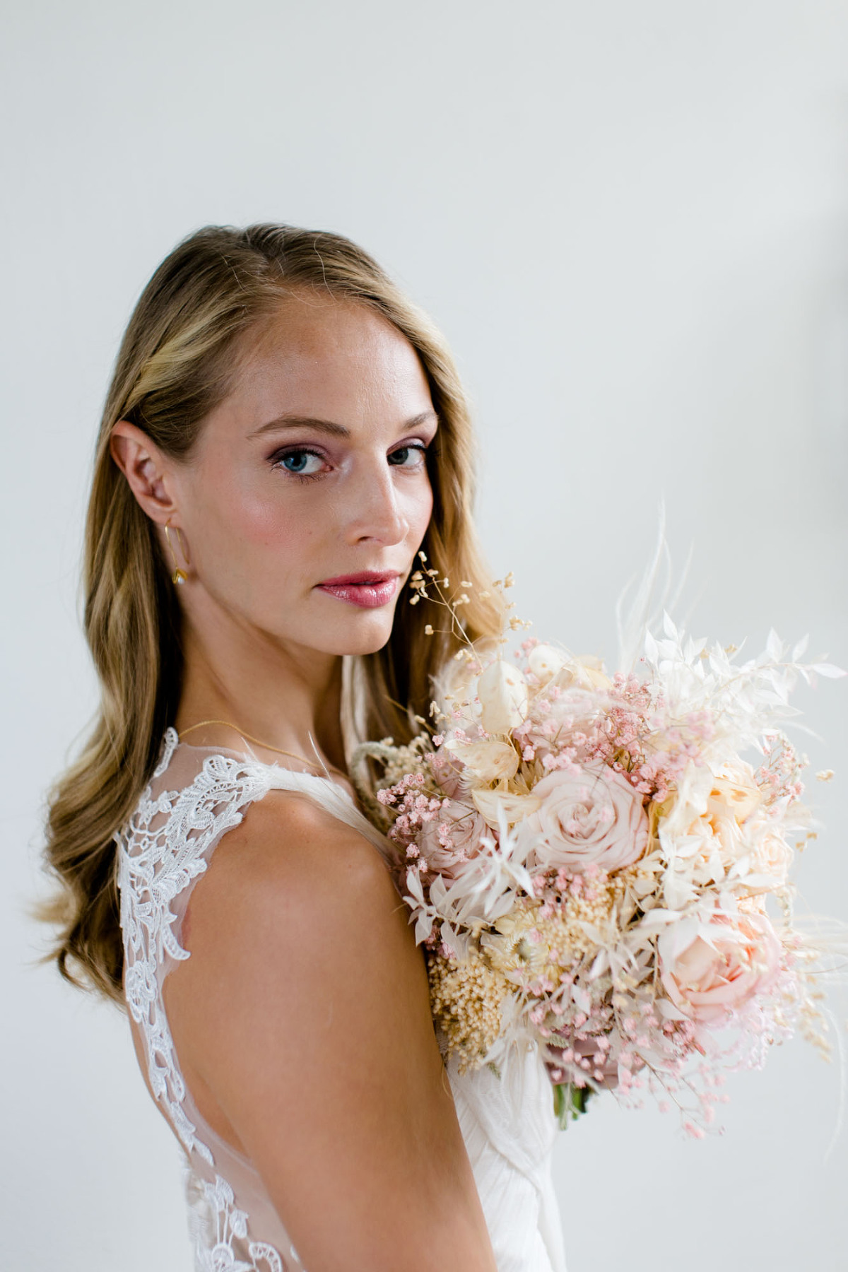 Braut bei Scheunenhochzeit auf Göhrischgut fotografiert von Hochzeitsfotograf Dresden