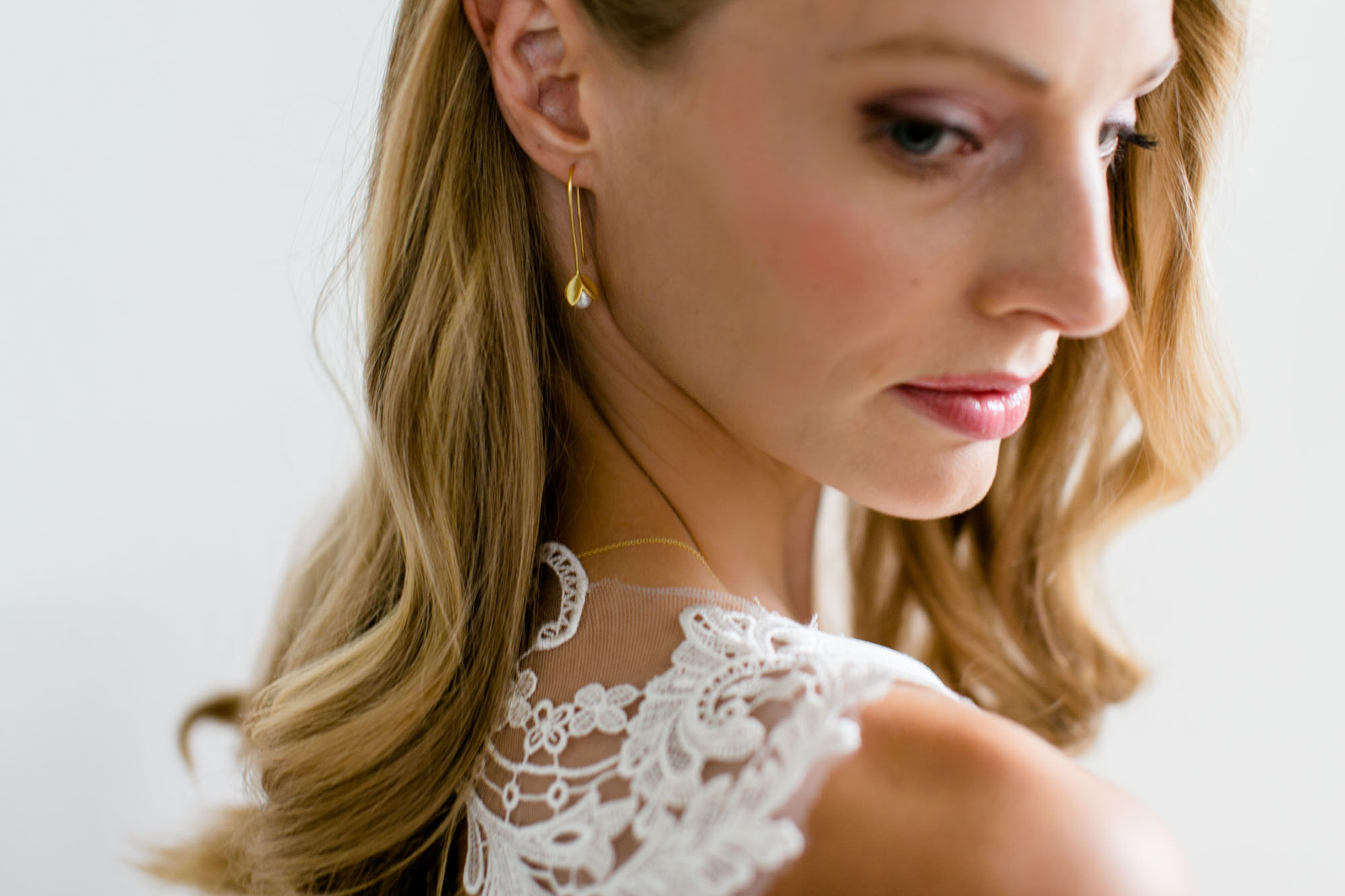 Braut bei Scheunenhochzeit auf Göhrischgut fotografiert von Hochzeitsfotograf Dresden