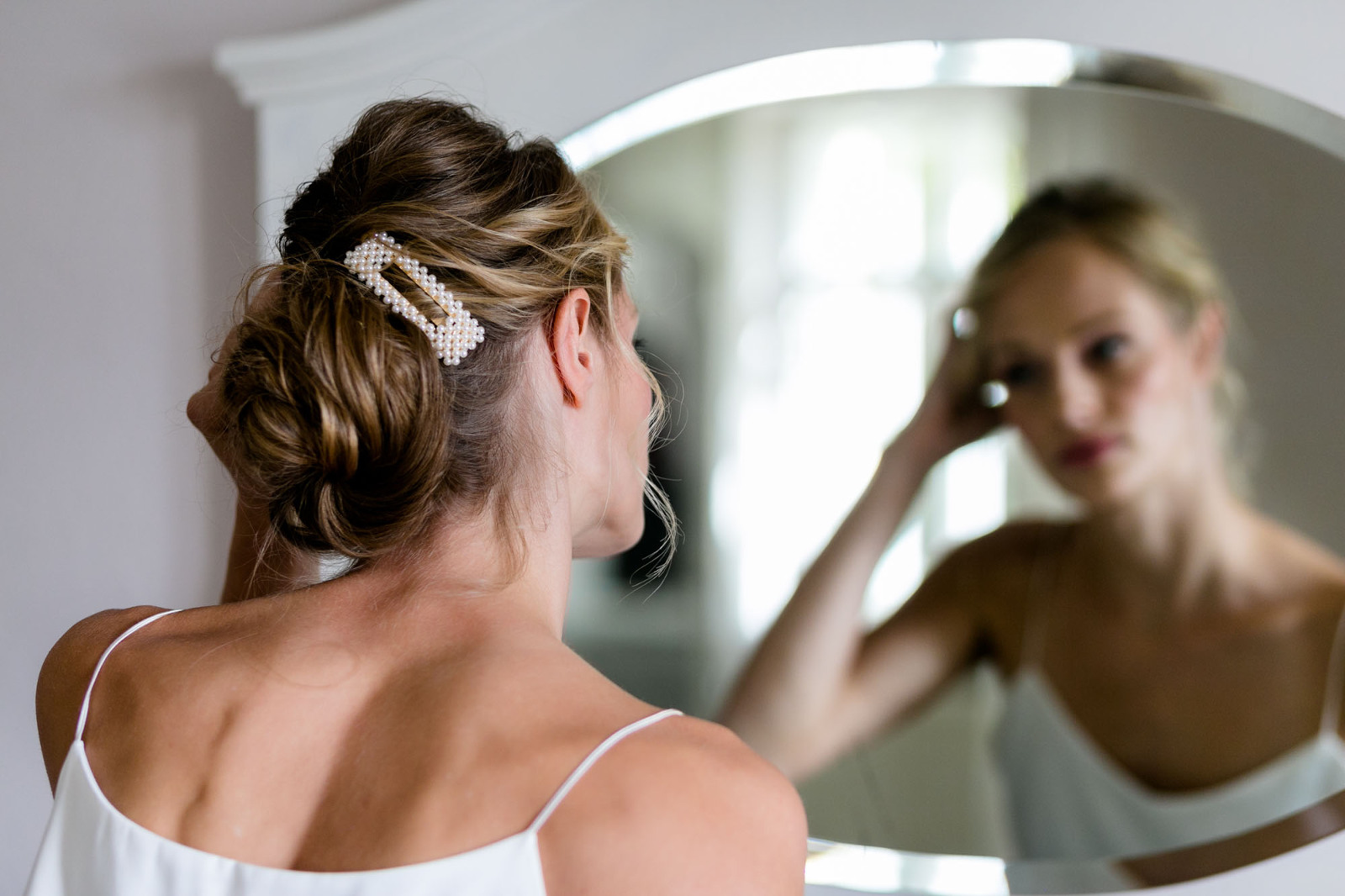 Braut bei der Vorbereitung bei Scheunenhochzeit auf Göhrischgut fotografiert von Hochzeitsfotograf Dresden
