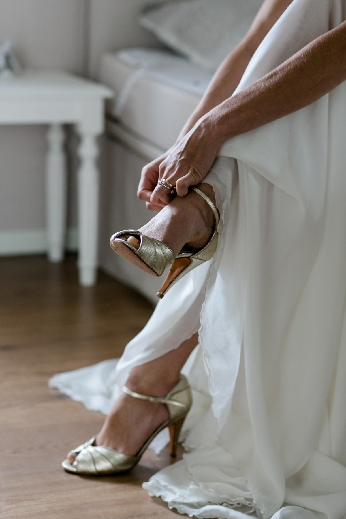 Braut beim Ankleiden bei Scheunenhochzeit auf Göhrischgut fotografiert von Hochzeitsfotograf Dresden