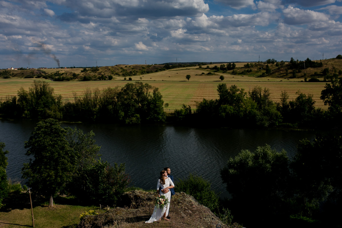 Brautpaar bei Hochzeit in Halle fotografiert von Hochzeitsfotograf in Leipzig