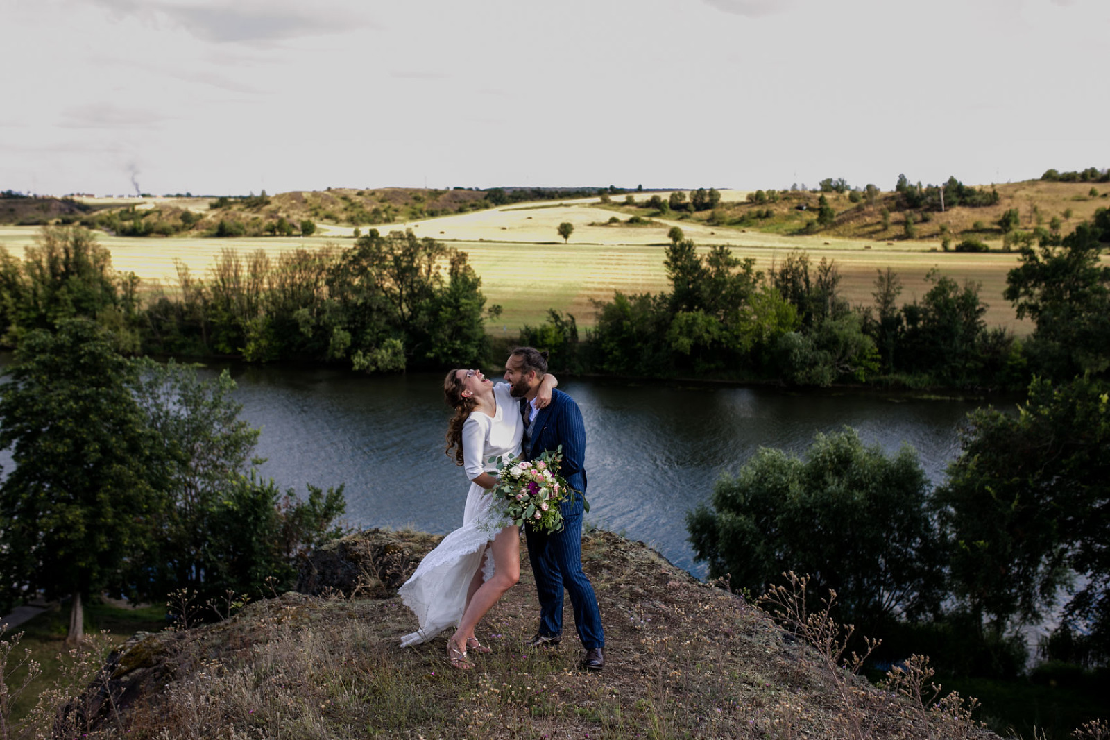 Brautpaar bei Hochzeit in Halle fotografiert von Hochzeitsfotograf in Dresden