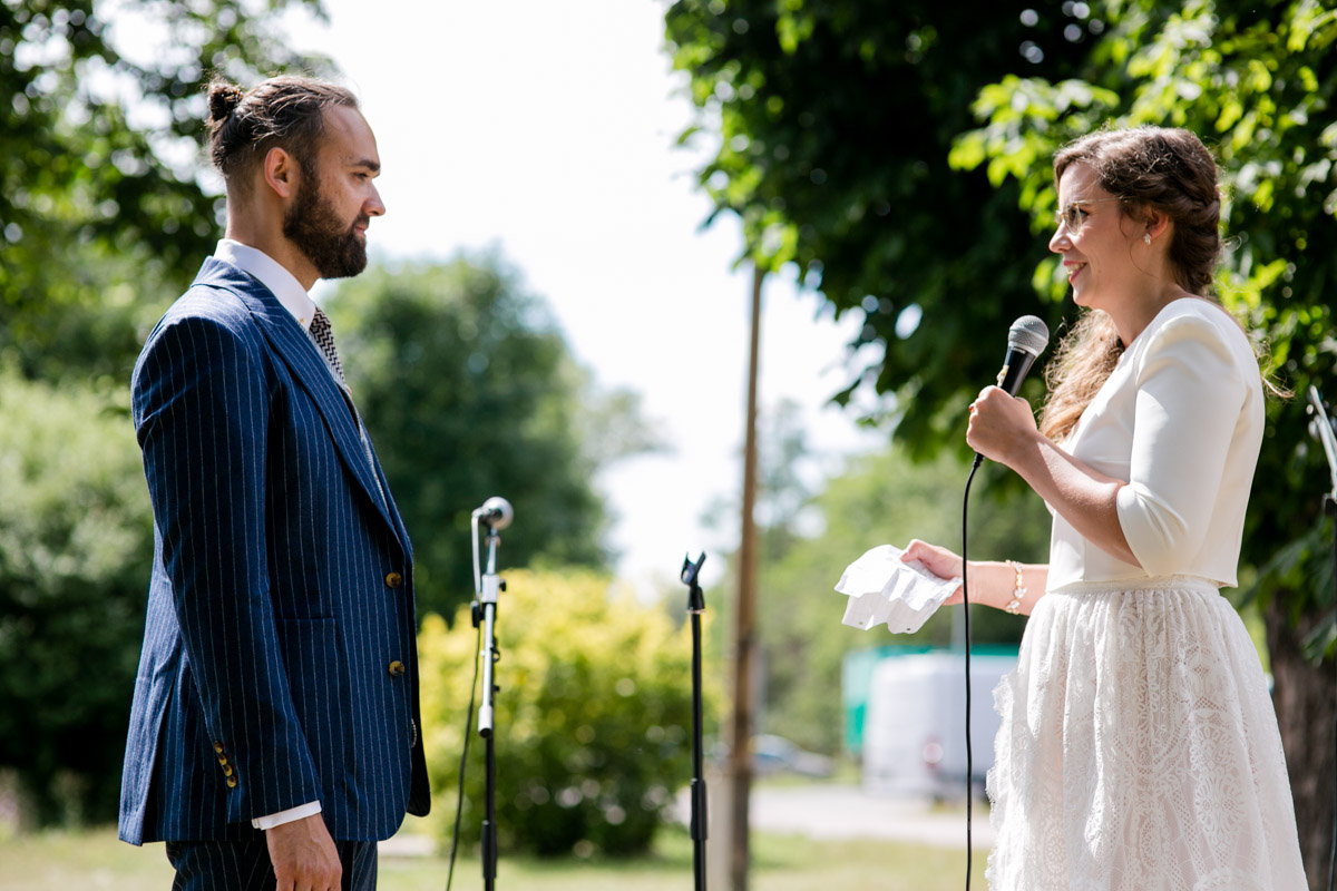 Brautpaar bei Hochzeit im Saalekiez bei Halle