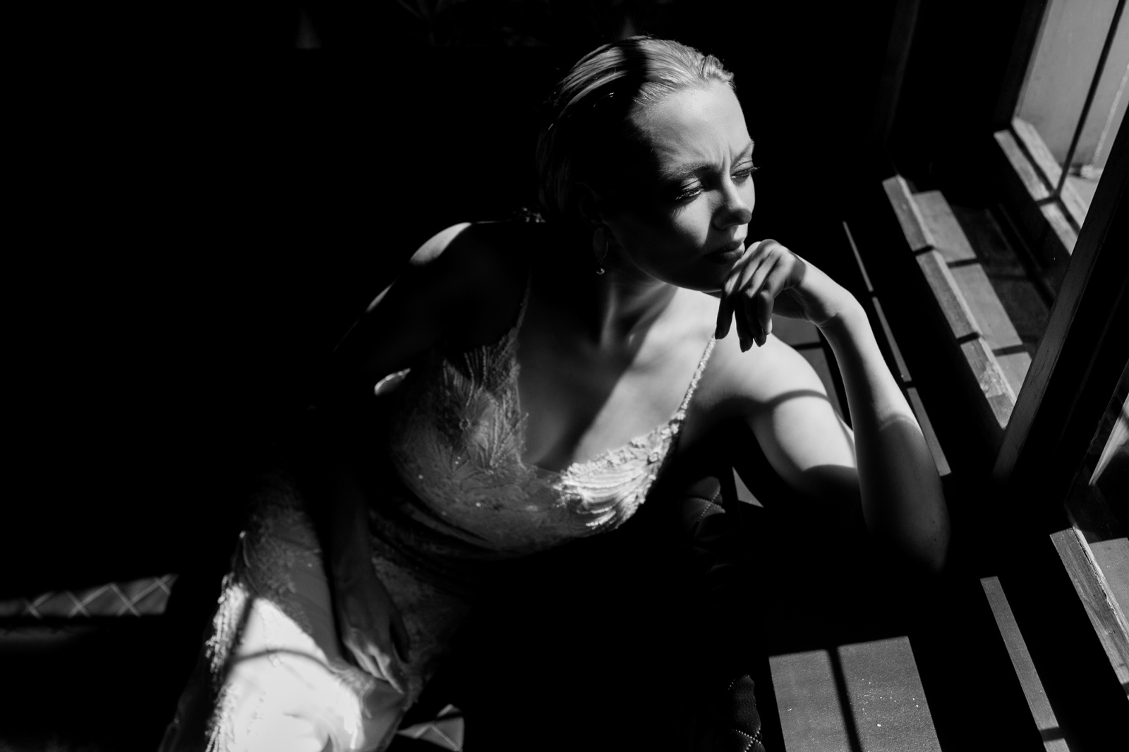 Braut am Fenster in der Sonne