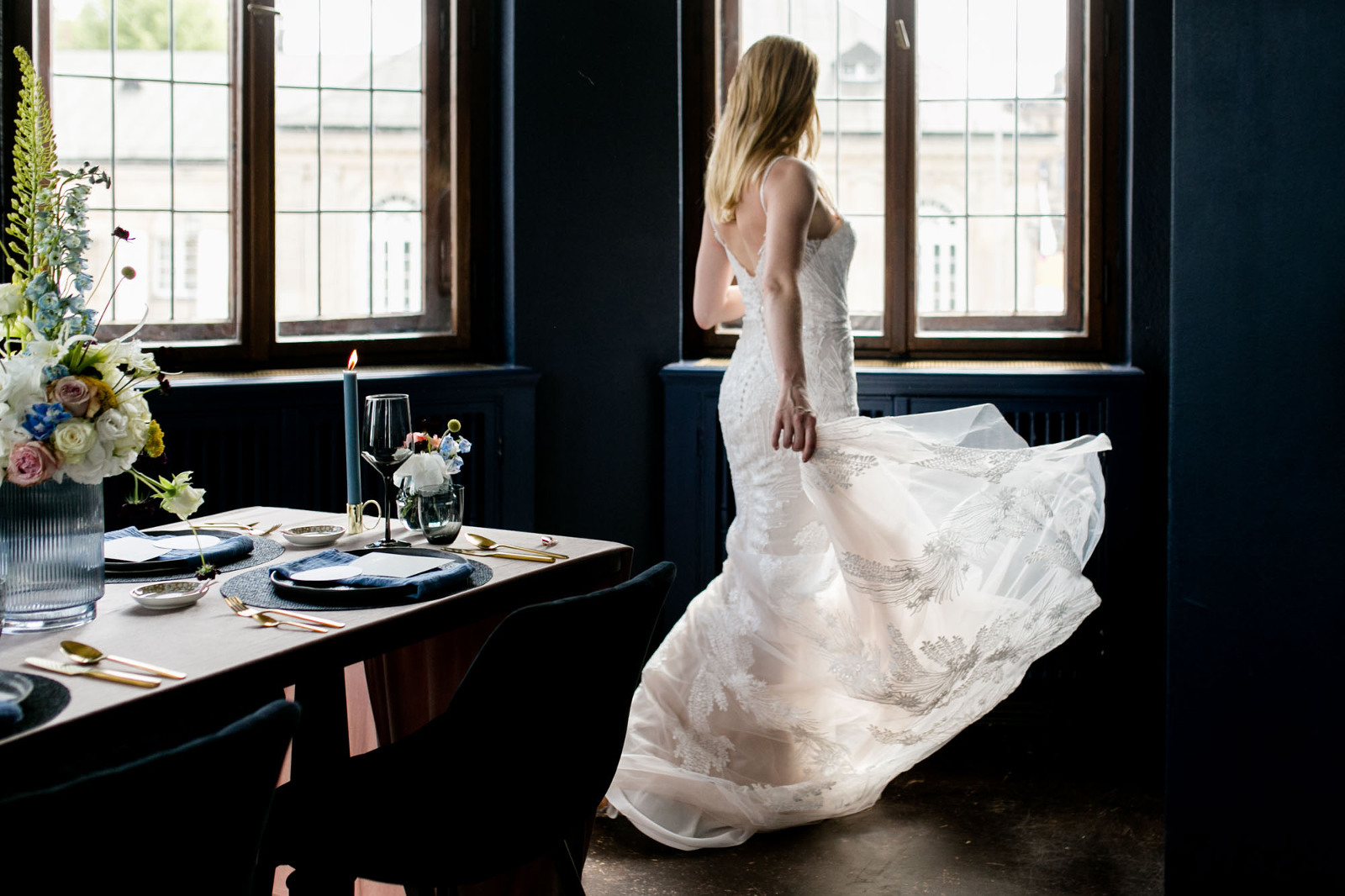 Tanzende Braut mit schwebendem Kleid