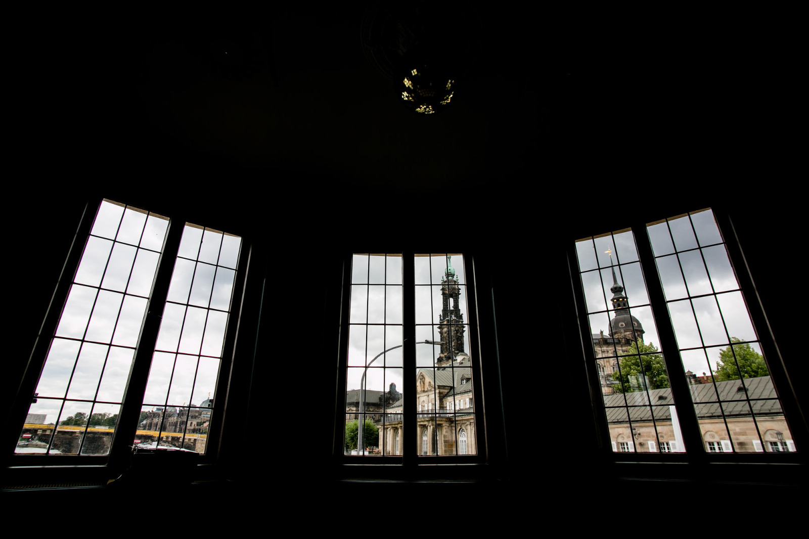 Blick auf die Altstadt Dresdens durch Fenster
