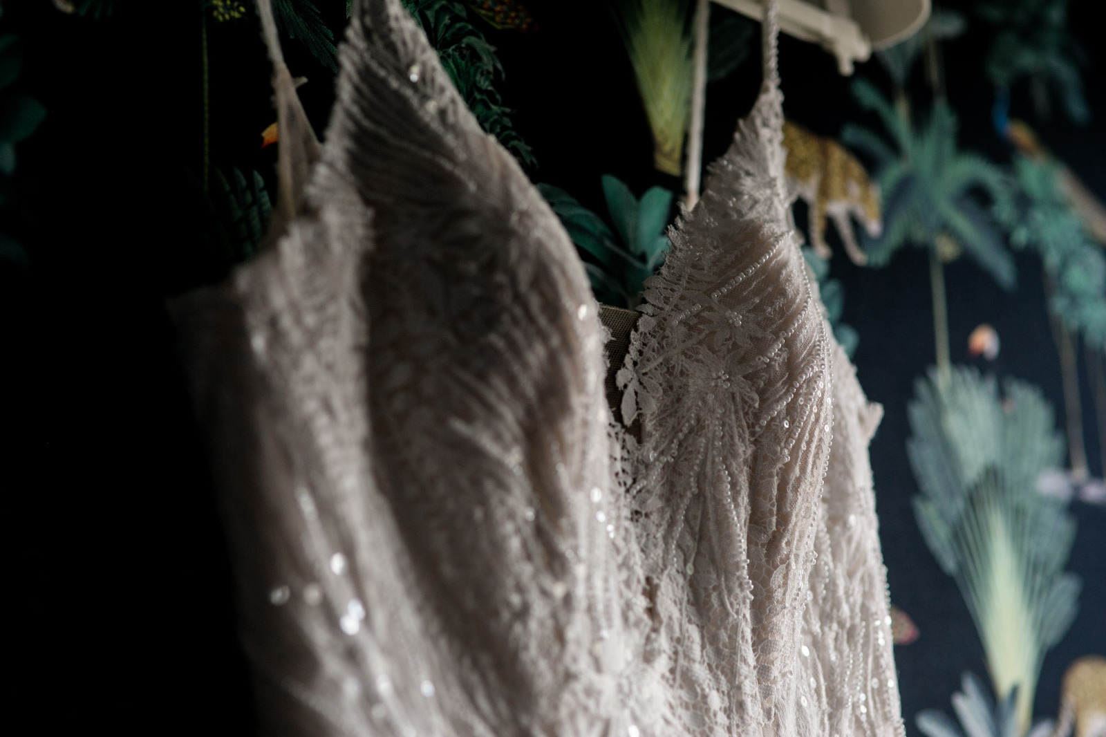 Details eines Brautkleides mit Perlen und Spitzen