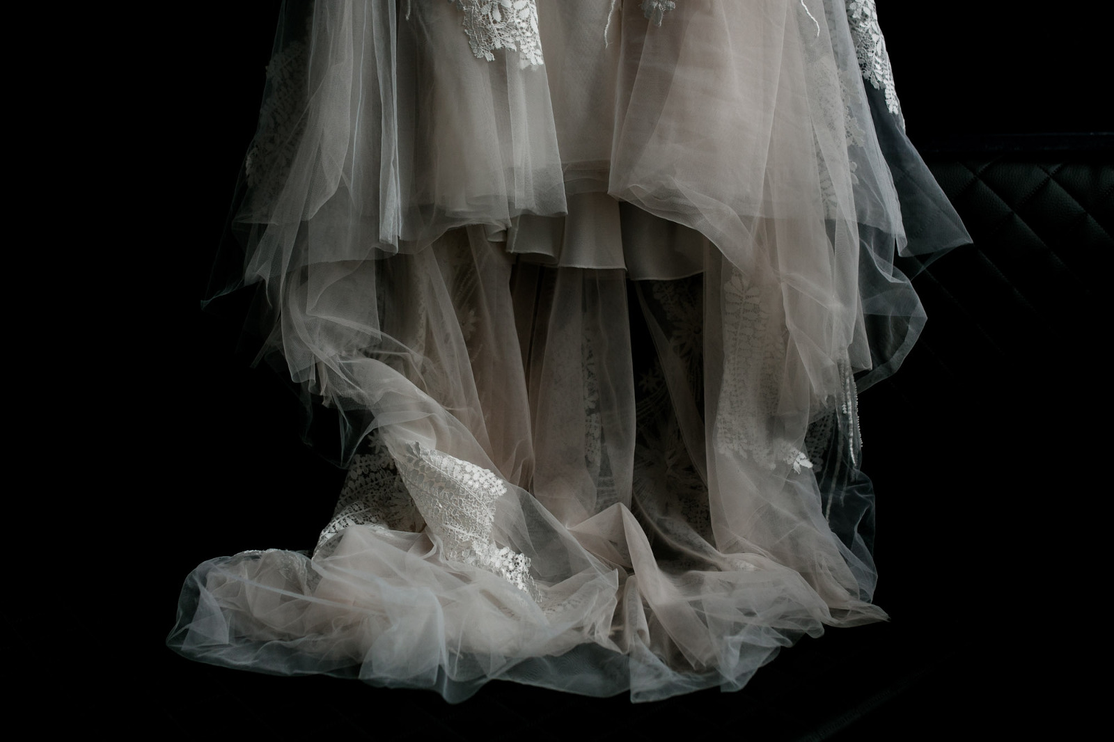 Brautkleid hängend, unterer Teil